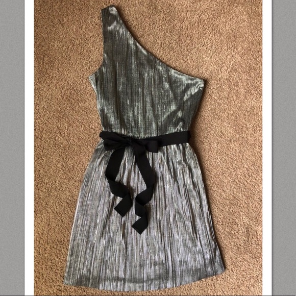 Express Grecian One Shoulder Medium Silver - Picture 1 of 3